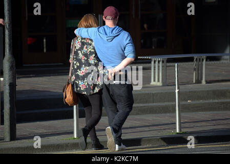 Glasgow, Ecosse, Royaume-Uni. Août 30, 2017. Météo britannique. De pleuvoir et ensoleillée dans les rues de la ville, souvent à la même que ses dents été médiocre temps persiste. Young Love bénéficie de l'ensoleillement. Credit : Gérard ferry/Alamy Live News Banque D'Images