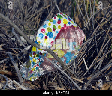 Les ballons de Mylar parution retour à la terre, souvent sur les lacs et les océans. Sur la photo est l'un des huit trouvés échoués à moins de 700 pieds de rivage du lac Michigan près de deux rivières, le Wisconsin. Les ballons représentent un danger pour la faune, aussi curieux animaux et d'oiseaux peuvent ingérer une partie de la matière plastique ou s'empêtrer dans les rubans. Le Mylar n'est pas biodégradable, donc ils peuvent rester dans l'environnement pendant des années. Banque D'Images