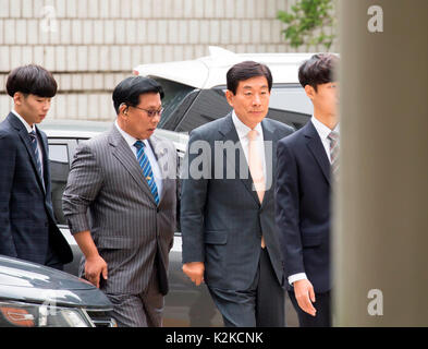 Séoul, Corée du Sud. Août 30, 2017. Sei-won hoon (2e R), l'ancien chef de l'Agence nationale de renseignement (NEI) arrive à la Haute Cour de Séoul avec ses gardes pour entendre la condamnation à Séoul, Corée du Sud. La cour a condamné le mercredi a remporté à quatre ans de prison, déclarant coupable de s'immiscer dans l'élection présidentielle de 2012 de Corée du Sud à travers une opération de cyber, les médias locaux ont rapporté. L'ancien chef de l'agence d'espionnage Sei-hoon a conduit le NEI à partir de 2009 à 2013 et il est le proche confident de l'ancien Président sud-coréen Lee Myung-bak. Credit : Lee Jae-Won/AFLO/Alamy Live News Banque D'Images