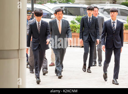 Séoul, Corée du Sud. Août 30, 2017. Sei-won hoon (2L), l'ancien chef de l'Agence nationale de renseignement (NEI) arrive à la Haute Cour de Séoul avec ses gardes pour entendre la condamnation à Séoul, Corée du Sud. La cour a condamné le mercredi a remporté à quatre ans de prison, déclarant coupable de s'immiscer dans l'élection présidentielle de 2012 de Corée du Sud à travers une opération de cyber, les médias locaux ont rapporté. L'ancien chef de l'agence d'espionnage Sei-hoon a conduit le NEI à partir de 2009 à 2013 et il est le proche confident de l'ancien Président sud-coréen Lee Myung-bak. Credit : Lee Jae-Won/AFLO/Alamy Live News Banque D'Images