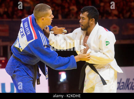 Budapest, Hongrie. Août 31, 2017. Le judoka tchèque Ivan Petr (robe bleue) et de luge Dowabobo judoka Nauruans en action pendant le match de la catégorie -81 kg hommes, 2ème tour, à l'intérieur de Suzuki le championnat du monde de judo 2017 à Budapest, Hongrie, le 31 août 2017. Photo : CTK Vit Simanek/Photo/Alamy Live News Banque D'Images