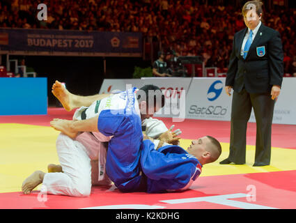 Budapest, Hongrie. Août 31, 2017. Le judoka tchèque Ivan Petr (robe bleue) et de luge Dowabobo judoka Nauruans en action pendant le match de la catégorie -81 kg hommes, 2ème tour, à l'intérieur de Suzuki le championnat du monde de judo 2017 à Budapest, Hongrie, le 31 août 2017. Photo : CTK Vit Simanek/Photo/Alamy Live News Banque D'Images