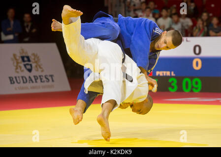 Budapest, Hongrie. Août 31, 2017. Le judoka tchèque Ivan Petr (robe bleue) et le judoka hongrois Laszlo Csoknyai en action au cours de la huitième de finale de la catégorie -81 kg hommes de Suzuki le championnat du monde de judo 2017 à Budapest, Hongrie, le 31 août 2017. Photo : CTK Vit Simanek/Photo/Alamy Live News Banque D'Images