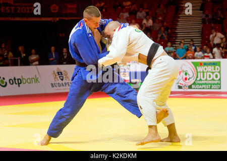 Budapest, Hongrie. Août 31, 2017. Le judoka tchèque Ivan Petr (robe bleue) et le judoka hongrois Laszlo Csoknyai en action au cours de la huitième de finale de la catégorie -81 kg hommes de Suzuki le championnat du monde de judo 2017 à Budapest, Hongrie, le 31 août 2017. Photo : CTK Vit Simanek/Photo/Alamy Live News Banque D'Images