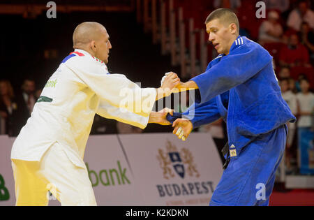 Budapest, Hongrie. Août 31, 2017. Le judoka tchèque Ivan Petr (robe bleue) et le judoka hongrois Laszlo Csoknyai en action au cours de la huitième de finale de la catégorie -81 kg hommes de Suzuki le championnat du monde de judo 2017 à Budapest, Hongrie, le 31 août 2017. Photo : CTK Vit Simanek/Photo/Alamy Live News Banque D'Images