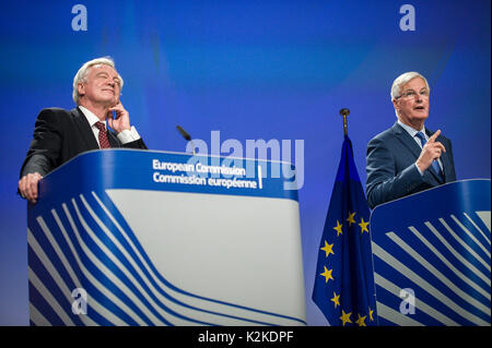 Bruxelles, Belgique. Août 31, 2017. Secrétaire d'État britannique pour sortir de l'Union européenne, David Davis (L) et Michel Barnier (R), le négociateur en chef de l'Équipe spéciale pour la préparation et la conduite des négociations avec le Royaume-Uni en vertu de l'article 50, tenir une conférence de presse après la troisième ronde de négociations dans la soi-disant 'Brexit' parle au siège de la Commission européenne à Bruxelles, Belgique le 31.08.2017 par Wiktor Dabkowski | Conditions de crédit dans le monde entier : dpa/Alamy Live News Banque D'Images