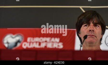 Prague, République tchèque. Août 31, 2017. Joachim Low, entraîneur-chef de l'équipe nationale de football allemande, assiste à la conférence de presse avant le match de qualification contre la République tchèque, à Prague, en République tchèque, le 31 août 2017. Credit : Michal Kamaryt/CTK Photo/Alamy Live News Banque D'Images