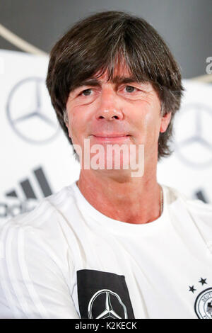 Prague, République tchèque. Août 31, 2017. L'entraîneur-chef national allemand Joachim Loew lors d'une conférence de presse tenue avant un match de qualification de la coupe du monde contre la République tchèque le 1er septembre, à Prague, en République tchèque, le 31 août 2017. Photo : Jan Woitas/dpa-Zentralbild/dpa/Alamy Live News Banque D'Images