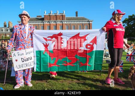 Londres, Royaume-Uni. Août 31, 2017. Sympathisants déposent des fleurs et rendre hommage à l'extérieur de Kensington Palace à Diana, princesse de Wale sur le 20e anniversaire de sa mort. Credit : Claire Doherty Alamy/Live News Banque D'Images