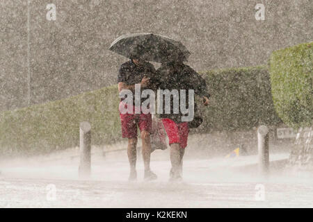 Bournemouth, Dorset, UK. Août 31, 2017. Météo britannique. Visiteurs obtenir trempé comme une pluie torrentielle tombe à la station balnéaire de Bournemouth dans le Dorset le premier jour du festival de l'air. Crédit photo : Graham Hunt/Alamy Live News Banque D'Images