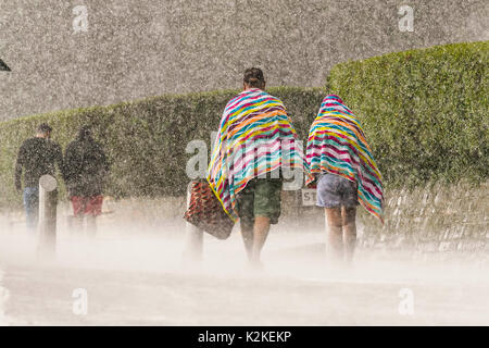 Bournemouth, Dorset, UK. Août 31, 2017. Météo britannique. Visiteurs obtenir trempé comme une pluie torrentielle tombe à la station balnéaire de Bournemouth dans le Dorset le premier jour du festival de l'air. Crédit photo : Graham Hunt/Alamy Live News Banque D'Images