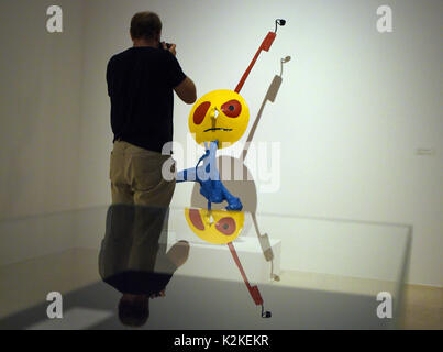 Brueh, Allemagne. Août 31, 2017. La sculpture peinte 'la femme et l'oiseau" de Joan Miró peut être vu dans l'exposition 'Miró - monde de monstres' au Musée Max Ernst dans Brueh, Allemagne, 31 août 2017. L'exposition sera ouverte le 3 septembre 2017. Photo : Henning Kaiser/dpa/Alamy Live News Banque D'Images