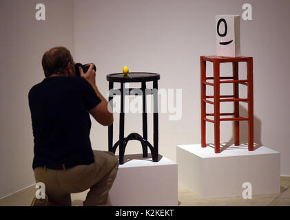 Brueh, Allemagne. Août 31, 2017. La sculpture 'Monsieur et Madame' (1969) de Joan Miró peut être vu dans l'exposition 'Miró - monde de monstres' au Musée Max Ernst dans Brueh, Allemagne, 31 août 2017. L'exposition sera ouverte le 3 septembre 2017. Photo : Henning Kaiser/dpa/Alamy Live News Banque D'Images