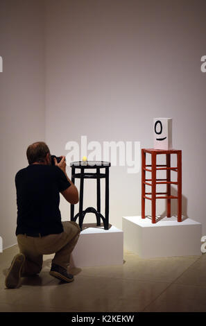 Brueh, Allemagne. Août 31, 2017. La sculpture 'Monsieur et Madame' (1969) de Joan Miró peut être vu dans l'exposition 'Miró - monde de monstres' au Musée Max Ernst dans Brueh, Allemagne, 31 août 2017. L'exposition sera ouverte le 3 septembre 2017. Photo : Henning Kaiser/dpa/Alamy Live News Banque D'Images