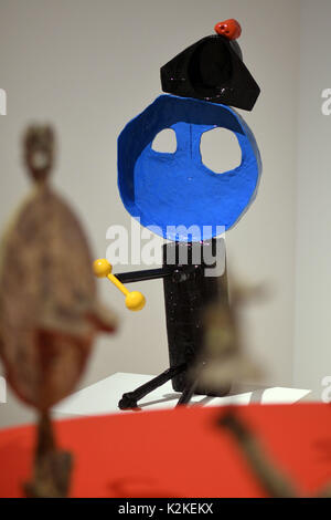 Brueh, Allemagne. Août 31, 2017. La sculpture 'la femme et l'oiseau" (1967) de Joan Miró peut être vu dans l'exposition 'Miró - monde de monstres' au Musée Max Ernst dans Brueh, Allemagne, 31 août 2017. L'exposition sera ouverte le 3 septembre 2017. Photo : Henning Kaiser/dpa/Alamy Live News Banque D'Images