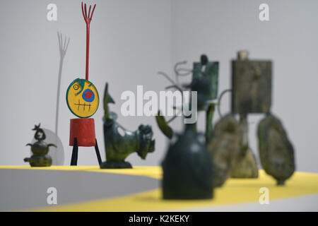 Brueh, Allemagne. Août 31, 2017. La peinture sculpture 'Personnage' (1967) de Joan Miró peut être vu dans l'exposition 'Miró - monde de monstres' au Musée Max Ernst dans Brueh, Allemagne, 31 août 2017. L'exposition sera ouverte le 3 septembre 2017. Photo : Henning Kaiser/dpa/Alamy Live News Banque D'Images