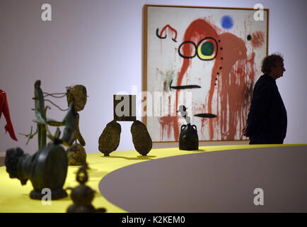 Brueh, Allemagne. Août 31, 2017. La sculpture 'la femme et l'oiseau" (1967) de Joan Miró est visible derrière une rangée de chiffres plus petits à l'exposition 'Miró - monde de monstres' au Musée Max Ernst dans Brueh, Allemagne, 31 août 2017. L'exposition sera ouverte le 3 septembre 2017. Photo : Henning Kaiser/dpa/Alamy Live News Banque D'Images