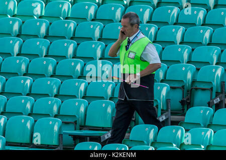 Londres, Royaume-Uni. Août 31, 2017. Une flèche qui a été tourné sur le terrain est effectué par un délégué syndical à l'ovale et la foule est évacuée. David Rowe/ Alamy Live News Banque D'Images