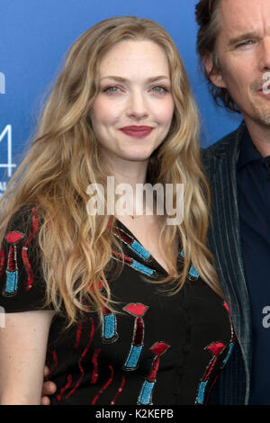 Venise, Italie. Août 31, 2017. Amanda Seyfried et Ethan Hawke assister à la première de 'photocall' réformé le 74e Festival du Film de Venise au Palazzo del Casino de Venise, Italie, le 31 août 2017. Photo : Hubert Boesl - AUCUN FIL SERVICE - Photo : Hubert Boesl/dpa/Alamy Live News Banque D'Images