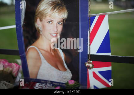 Londres, Royaume-Uni. Août 31, 2017. Les gens rendent hommage à la Princesse Diana à Kensington Palace après 20 ans de sa mort, London, UK Crédit : Nastia M/Alamy Live News Banque D'Images