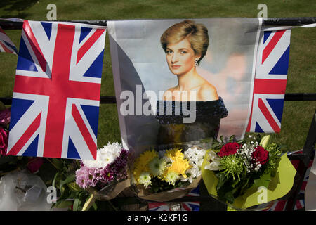 Sur le 20e anniversaire de la mort de la princesse Diana, des foules de gens se réunissent pour rendre un dernier hommage, et pour jeter des fleurs, des photos et des messages à la mémoire de sa le 31 août 2017 au Palais de Kensington à Londres, Royaume-Uni. Diana, princesse de Galles est devenu connu sous le nom de princesse du peuple après sa mort tragique, et maintenant qu'en 1997, des milliers de royalistes, et en deuil vint vers sa résidence royale en souvenir. Banque D'Images