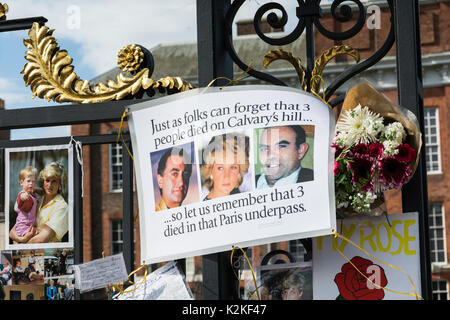 Une photo de la princesse Diana, de Dodi Al-Fayed et d'Henri Paul, devant le Palais de Kensington, à l'occasion du vingtième anniversaire de leur décès dans l'accident de voiture mortel à Paris. Banque D'Images