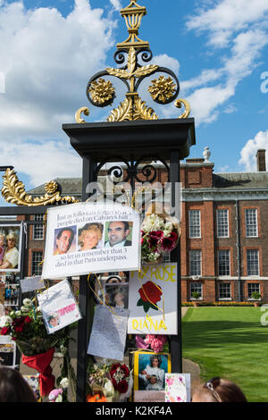 Sympathisants, les photographes et les équipes nouvelles se bousculent devant les portes du palais de Kensington pour commémorer et rendre hommage à la princesse Diana, vingt ans après sa mort. Banque D'Images