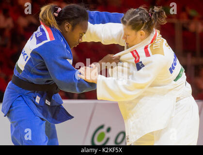 Budapest, Hongrie. Août 31, 2017. Clarisse Agbegnenou de France, à gauche, et le judoka Slovène Tina Trstenjak en action pendant le match de la catégorie -63 kg femmes, 2ème tour, à l'intérieur de Suzuki le championnat du monde de judo 2017 à Budapest, Hongrie, le 31 août 2017. Photo : CTK Vit Simanek/Photo/Alamy Live News Banque D'Images