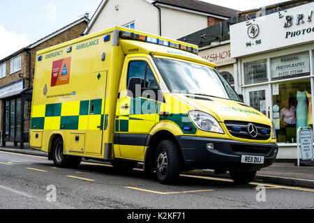 La rue, ashtead, Surrey, Royaume-Uni, 31 août 2017 urgence serives. les lieux d'un grave accident de la route, y compris un hems air ambulance. Une femme dans son 70s' a subi de graves et mortelles les blessures à la tête après avoir été frappé par une moto et a été transférée, par la route, à st.georges hospital à Tooting, dans le sud de Londres. Banque D'Images