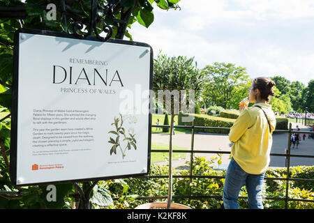 Londres, Royaume-Uni. Août 31, 2017. Sympathisants visiter le jardin blanc au palais de Kensington pour commémorer et rendre hommage à la princesse Diana, vingt ans après sa mort. Credit : Benjamin John/Alamy Live News Banque D'Images