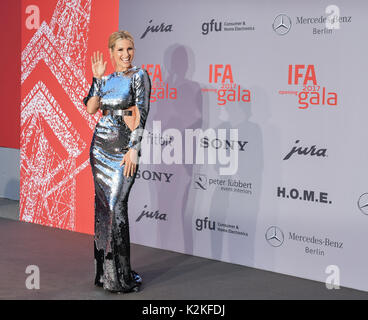 Berlin, Allemagne. Août 31, 2017. Le PLAT modérateur Michelle Hunziker arrive au gala d'ouverture du salon IFA 2017 exposition industrielle à Berlin, Allemagne, 31 août 2017. Photo : Jens Kalaene Zentralbild-/dpa/dpa/Alamy Live News Banque D'Images