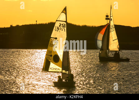 Southport, Merseyside. Météo britannique. 31 août, 2017. Des vents légers et un ciel clair à la fin de la journée pour les marins sur le lac marin alors que l'été se termine officiellement. West Lancashire les membres du Yacht Club ont accès à Southport's Marine Lake, ainsi que des courses sur la mer de la plage d'Ainsdale à tout au long de l'été avec des événements de mars à fin octobre. /AlamyLiveNews MediaWorldImages crédit ; Banque D'Images