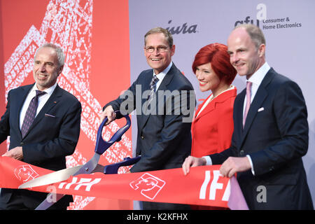 Berlin, Allemagne. Août 31, 2017. Hans-Joachim Kamp (L-R), chef du conseil de surveillance de l'UGG Consumer & Home Electronics GmbH, Berlin, le maire Michael Mueller (SPD), Miss IFA et Christian Goeke, président du conseil d'administration de la foire de Berlin ouvrir le l'IFA 2017 exposition industrielle au gala d'ouverture à Berlin, Allemagne, 31 août 2017. Photo : Jens Kalaene Zentralbild-/dpa/dpa/Alamy Live News Banque D'Images