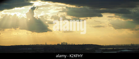 Londres, Royaume-Uni. Août 31, 2017. Météo britannique. Coucher de soleil sur Londres comme vu de Dartford, Kent. 31 août, 2017. Météo France : un magnifique coucher du soleil doré au-dessus de la capitale vu de Dartford. Credit : James Bell/Alamy Live News Banque D'Images