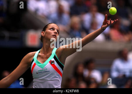 New York, USA. Août 31, 2017. Karolina Pliskova servant de la République tchèque à Nicole Gibbs à eh United States lors de leur deuxième match à l'US Open à Flushing Meadows, New York. Crédit : Adam Stoltman/Alamy Live News Banque D'Images