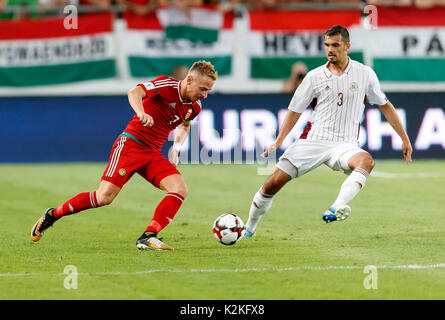 Budapest, Hongrie. 31 août, 2017. Balazs Dzsudzsak (L) de la Hongrie est en concurrence pour le bal avec Nikita Kolesovs # 3 de la Lettonie au cours de la qualification de la Coupe du Monde FIFA 2018 match entre la Hongrie et la Lettonie de Groupama Arena le 31 août 2017 à Budapest, Hongrie. Credit : Laszlo Szirtesi/Alamy Live News Banque D'Images