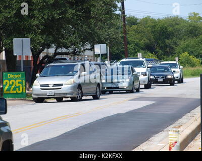 Dallas, USA, 31 août 2017 : prix de l'essence et de l'offre a surpris tout le monde au Texas du Nord aujourd'hui. De nombreuses stations a manqué de l'essence, tandis que d'autres ont de longues lignes avec les clients qui avaient peu de fusibles. Certains pensent qu'il va s'en aller aussi vite qu'il est venu, alors que d'autres sont déjà à mettre le doigt sur un problème plus en bas de la route. Credit : dallaspaparazzo/Alamy Live News Banque D'Images