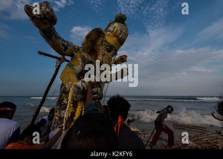 Chennai, Inde. Août 30, 2017. Des personnes qui exploitent l'idole dans la mer. Ganesh Immersion est l'idole de l'Chaturdi conclution Ganesh Festival. C'est un festival de 10 jours tombe généralement au mois d'août ou septembre. Le festival est marqué par l'installation de Ganesha idoles dans les maisons d'argile, ou publiquement sur stade temporaire. Les prières quotidiennes sont offertes et des bonbons sont distribués parmi la communauté. Credit : Ravikanth Kurma/Alamy Live News Banque D'Images