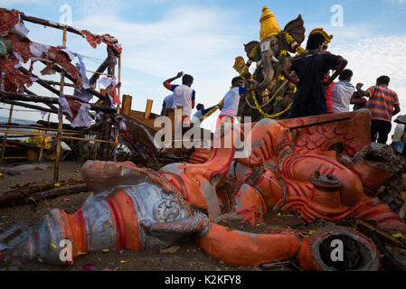 Chennai, Inde. Août 30, 2017. Des personnes qui exploitent l'idole dans la mer. Ganesh Immersion est l'idole de l'Chaturdi conclution Ganesh Festival. C'est un festival de 10 jours tombe généralement au mois d'août ou septembre. Le festival est marqué par l'installation de Ganesha idoles dans les maisons d'argile, ou publiquement sur stade temporaire. Les prières quotidiennes sont offertes et des bonbons sont distribués parmi la communauté. Credit : Ravikanth Kurma/Alamy Live News Banque D'Images