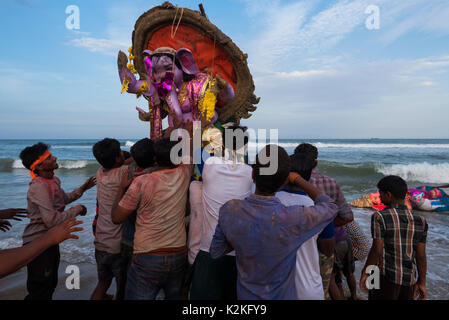 Chennai, Inde. Août 30, 2017. Des personnes qui exploitent l'idole dans la mer. Ganesh Immersion est l'idole de l'Chaturdi conclution Ganesh Festival. C'est un festival de 10 jours tombe généralement au mois d'août ou septembre. Le festival est marqué par l'installation de Ganesha idoles dans les maisons d'argile, ou publiquement sur stade temporaire. Les prières quotidiennes sont offertes et des bonbons sont distribués parmi la communauté. Credit : Ravikanth Kurma/Alamy Live News Banque D'Images