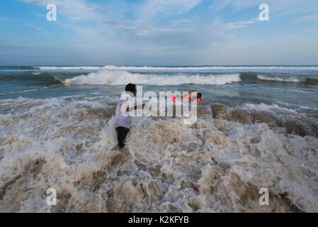 Chennai, Inde. Août 30, 2017. Idol immergé dans l'eau de mer. Ganesh Immersion est l'idole de l'Chaturdi conclution Ganesh Festival. C'est un festival de 10 jours tombe généralement au mois d'août ou septembre. Le festival est marqué par l'installation de Ganesha idoles dans les maisons d'argile, ou publiquement sur stade temporaire. Les prières quotidiennes sont offertes et des bonbons sont distribués parmi la communauté. Credit : Ravikanth Kurma/Alamy Live News Banque D'Images