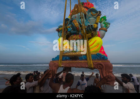 Chennai, Inde. Août 30, 2017. Des personnes qui exploitent l'idole dans la mer. Ganesh Immersion est l'idole de l'Chaturdi conclution Ganesh Festival. C'est un festival de 10 jours tombe généralement au mois d'août ou septembre. Le festival est marqué par l'installation de Ganesha idoles dans les maisons d'argile, ou publiquement sur stade temporaire. Les prières quotidiennes sont offertes et des bonbons sont distribués parmi la communauté. Credit : Ravikanth Kurma/Alamy Live News Banque D'Images