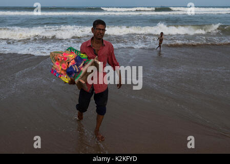 Chennai, Inde. Août 30, 2017. Il est frappant de constater une pose avant de prendre l'idole dans la mer. Ganesh Immersion est l'idole de l'Chaturdi conclution Ganesh Festival. C'est un festival de 10 jours tombe généralement au mois d'août ou septembre. Le festival est marqué par l'installation de Ganesha idoles dans les maisons d'argile, ou publiquement sur stade temporaire. Les prières quotidiennes sont offertes et des bonbons sont distribués parmi la communauté. Credit : Ravikanth Kurma/Alamy Live News Banque D'Images