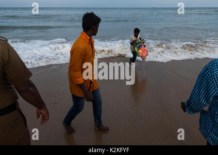 Chennai, Inde. Août 30, 2017. Essayer d'échapper à la vague et de la planification d'immerger l'idole correctement. Ganesh Immersion est l'idole de l'Chaturdi conclution Ganesh Festival. C'est un festival de 10 jours tombe généralement au mois d'août ou septembre. Le festival est marqué par l'installation de Ganesha idoles dans les maisons d'argile, ou publiquement sur stade temporaire. Les prières quotidiennes sont offertes et des bonbons sont distribués parmi la communauté. Credit : Ravikanth Kurma/Alamy Live News Banque D'Images