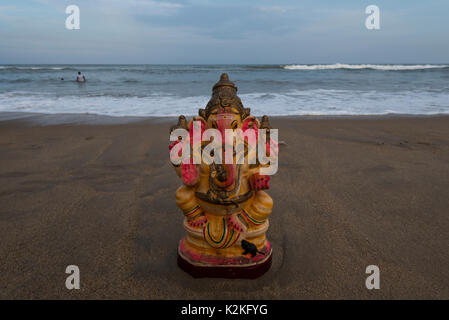 Chennai, Inde. Août 30, 2017. Une idole à la mer avant l'immersion. Ganesh Immersion est l'idole de l'Chaturdi conclution Ganesh Festival. C'est un festival de 10 jours tombe généralement au mois d'août ou septembre. Le festival est marqué par l'installation de Ganesha idoles dans les maisons d'argile, ou publiquement sur stade temporaire. Les prières quotidiennes sont offertes et des bonbons sont distribués parmi la communauté. Credit : Ravikanth Kurma/Alamy Live News Banque D'Images