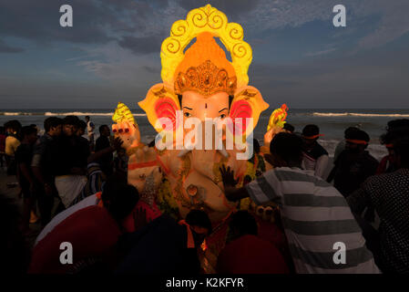 Chennai, Inde. Août 30, 2017. Une idole colorés brillants dans le réglage de la lumière du soleil. Ganesh Immersion est l'idole de l'Chaturdi conclution Ganesh Festival. C'est un festival de 10 jours tombe généralement au mois d'août ou septembre. Le festival est marqué par l'installation de Ganesha idoles dans les maisons d'argile, ou publiquement sur stade temporaire. Les prières quotidiennes sont offertes et des bonbons sont distribués parmi la communauté. Credit : Ravikanth Kurma/Alamy Live News Banque D'Images