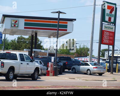 Dallas, USA, 31 août 2017 : prix de l'essence et de l'offre a surpris tout le monde au Texas du Nord aujourd'hui. De nombreuses stations a manqué de l'essence, tandis que d'autres ont de longues lignes avec les clients qui avaient peu de fusibles. Certains pensent qu'il va s'en aller aussi vite qu'il est venu, alors que d'autres sont déjà à mettre le doigt sur un problème plus en bas de la route. Credit : dallaspaparazzo/Alamy Live News Banque D'Images