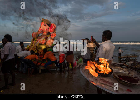 Chennai, Inde. Août 30, 2017. Après pooja, personnes porteuses de l'idole en mer pour l'immersion. Credit : Ravikanth Kurma/Alamy Live News Banque D'Images