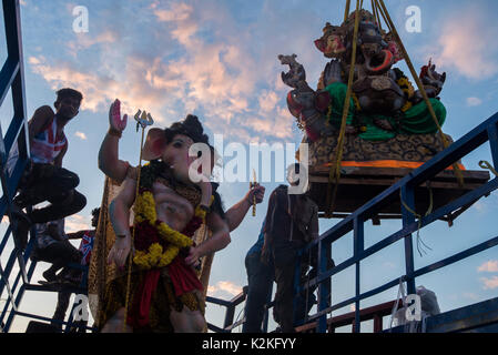 Chennai, Inde. Août 30, 2017. Une idol attend son tour pendant que l'autre être soulevé par une grue. Credit : Ravikanth Kurma/Alamy Live News Banque D'Images