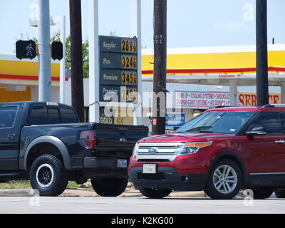 Dallas, USA, 31 août 2017 : prix de l'essence et de l'offre a surpris tout le monde au Texas du Nord aujourd'hui. De nombreuses stations a manqué de l'essence, tandis que d'autres ont de longues lignes avec les clients qui avaient peu de fusibles. Certains pensent qu'il va s'en aller aussi vite qu'il est venu, alors que d'autres sont déjà à mettre le doigt sur un problème plus en bas de la route. Credit : dallaspaparazzo/Alamy Live News Banque D'Images